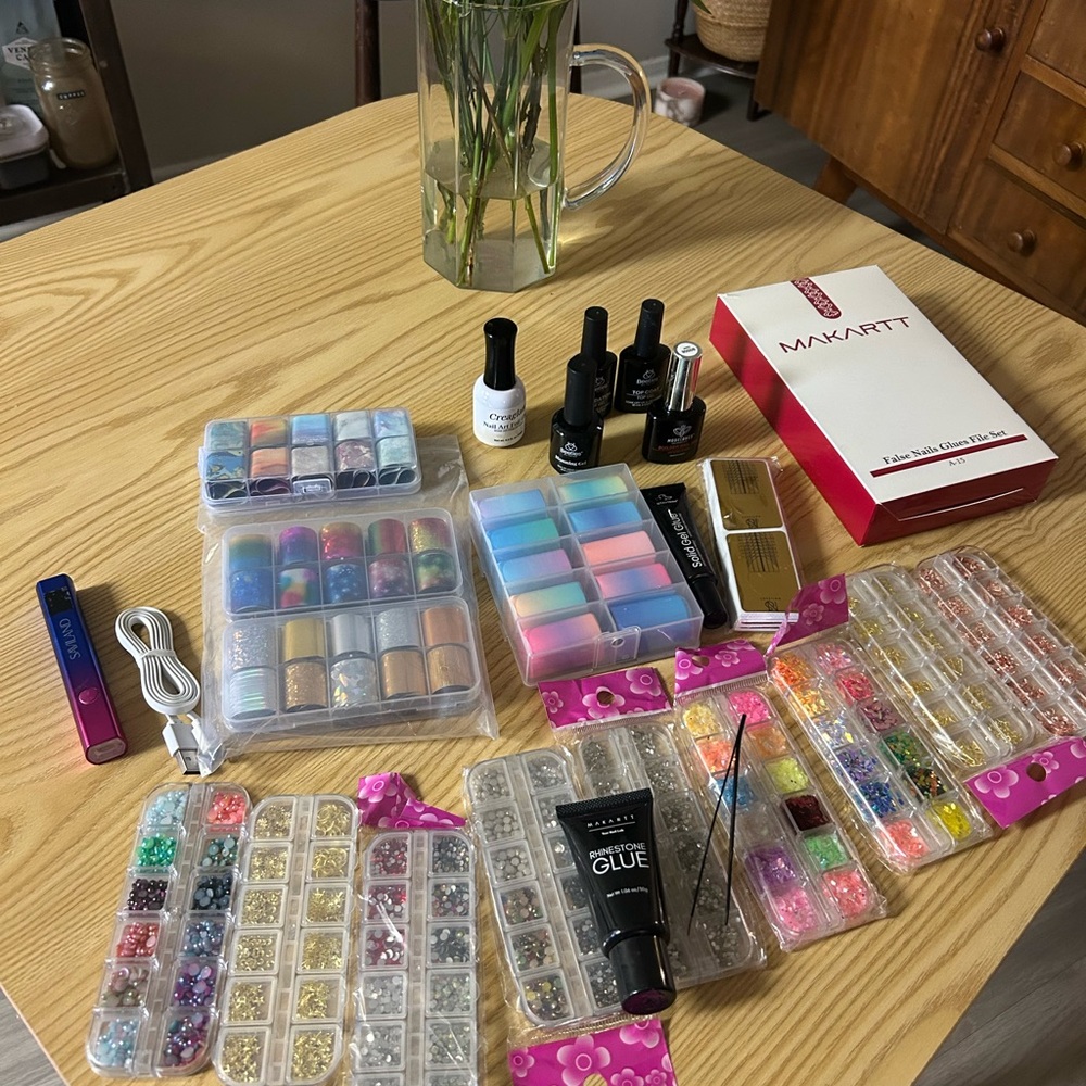 Complete gel/nail art kit! Wireless UV light plus nail art